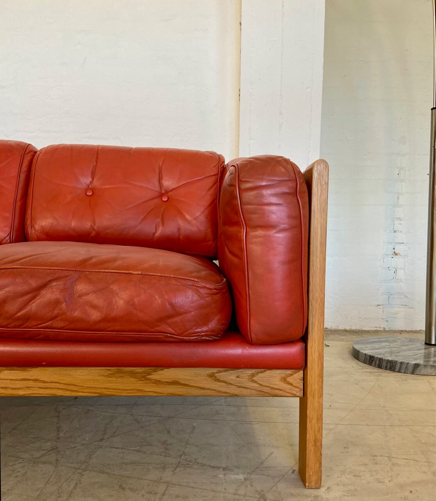 Canapé vintage suédois des années 70 en cuir cognac pour 3 personnes.