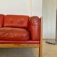 Canapé vintage suédois des années 70 en cuir cognac pour 3 personnes.