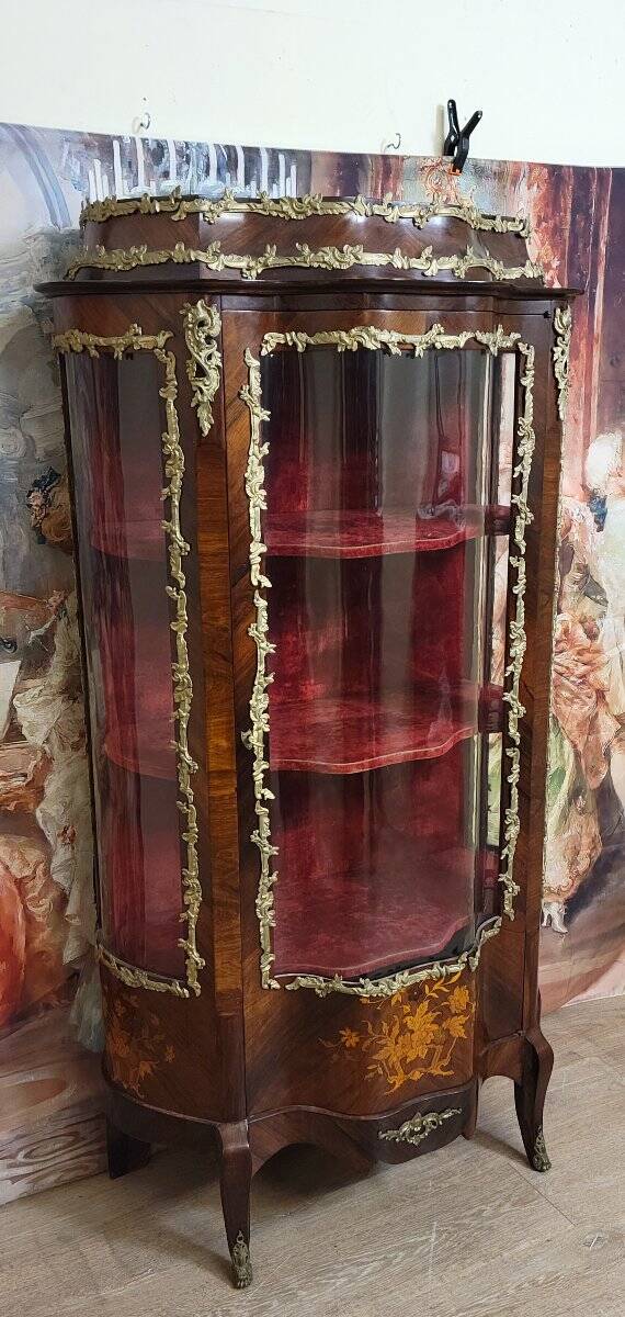 Vitrine galbée style Louis XV en marquéterie de bois précieux et bronzes do