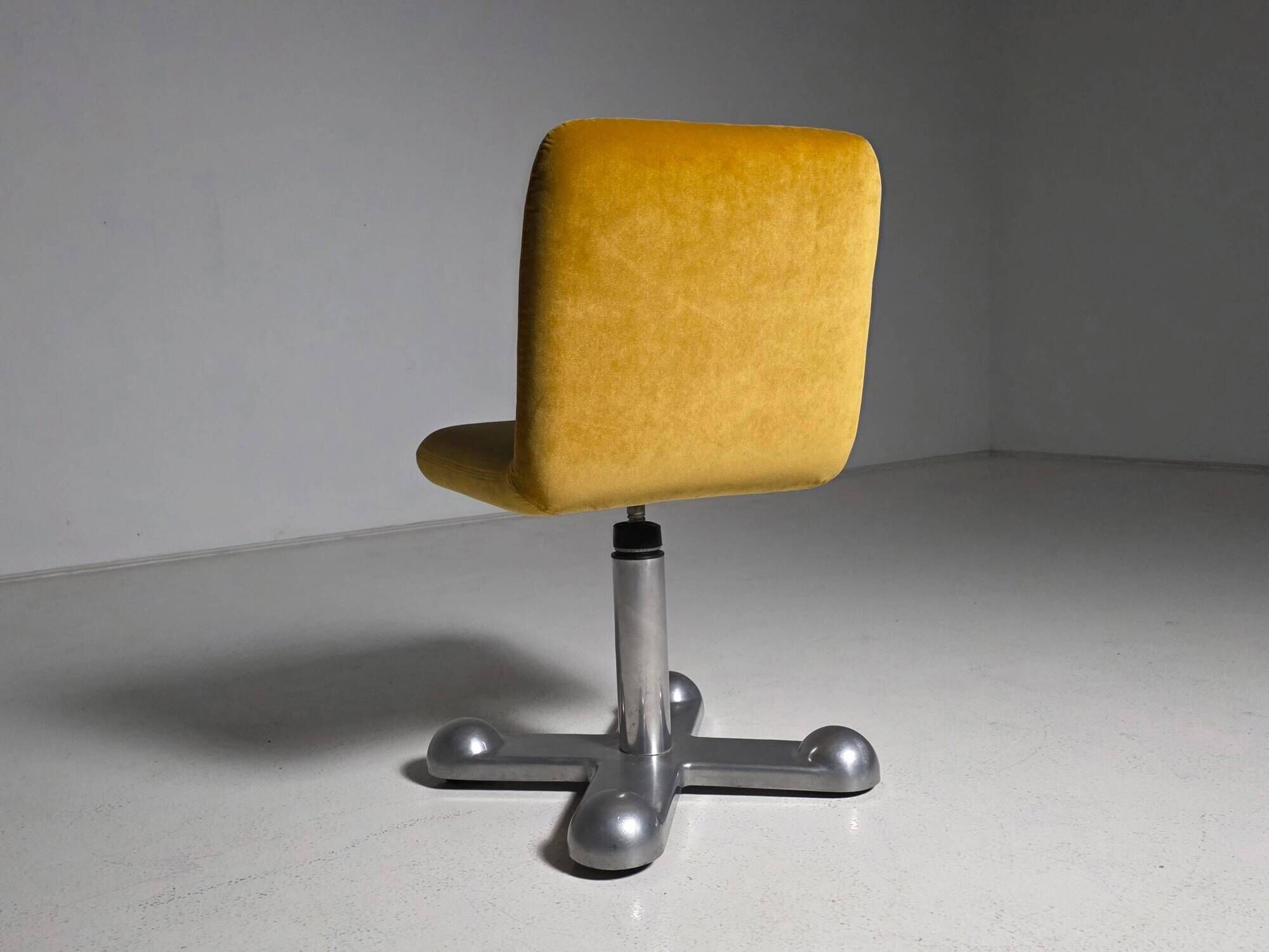 Planula swivel office chair by Perry King & Santiago Miranda, 1970s
