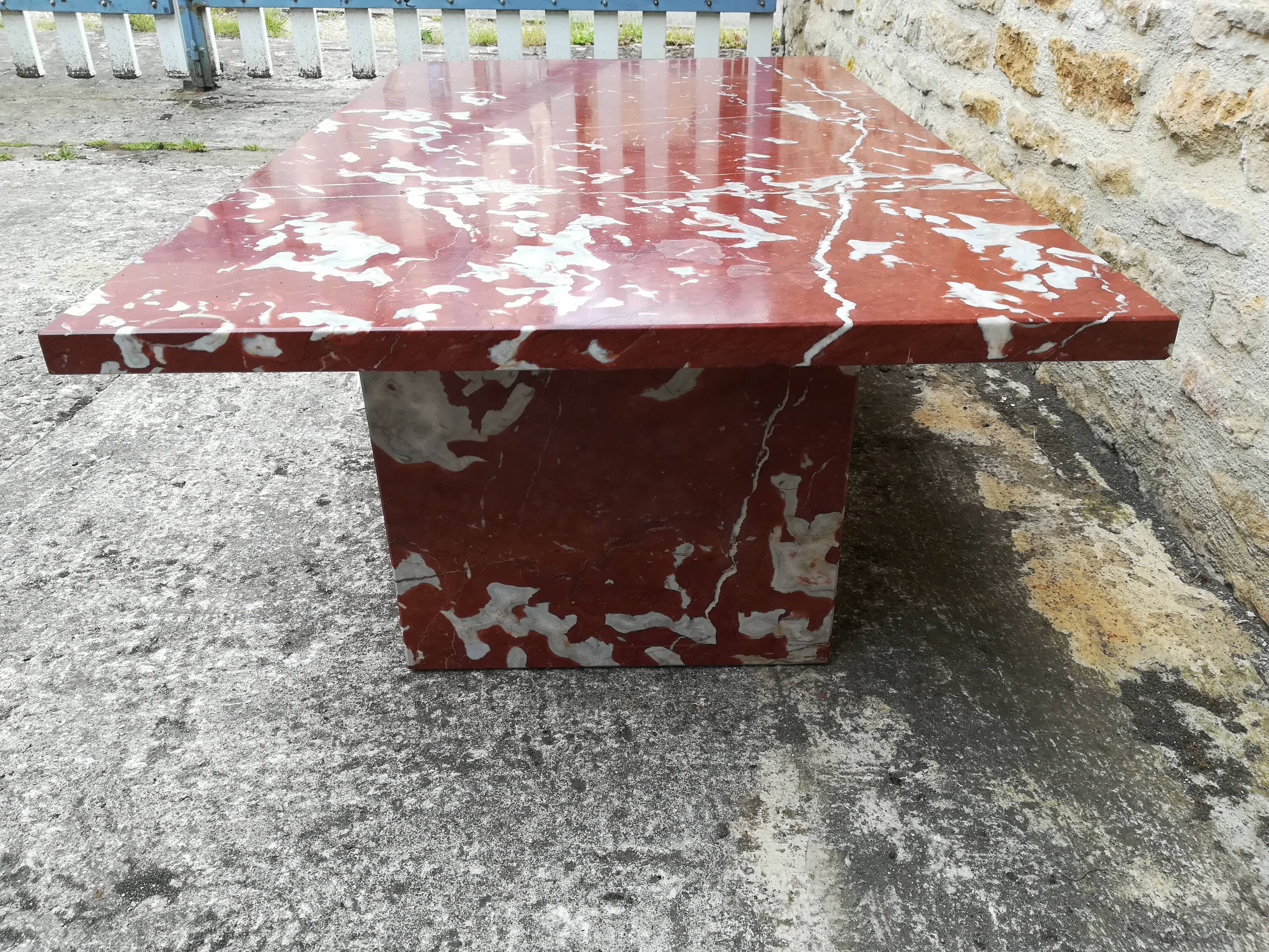 Table basse en marbre rouge
