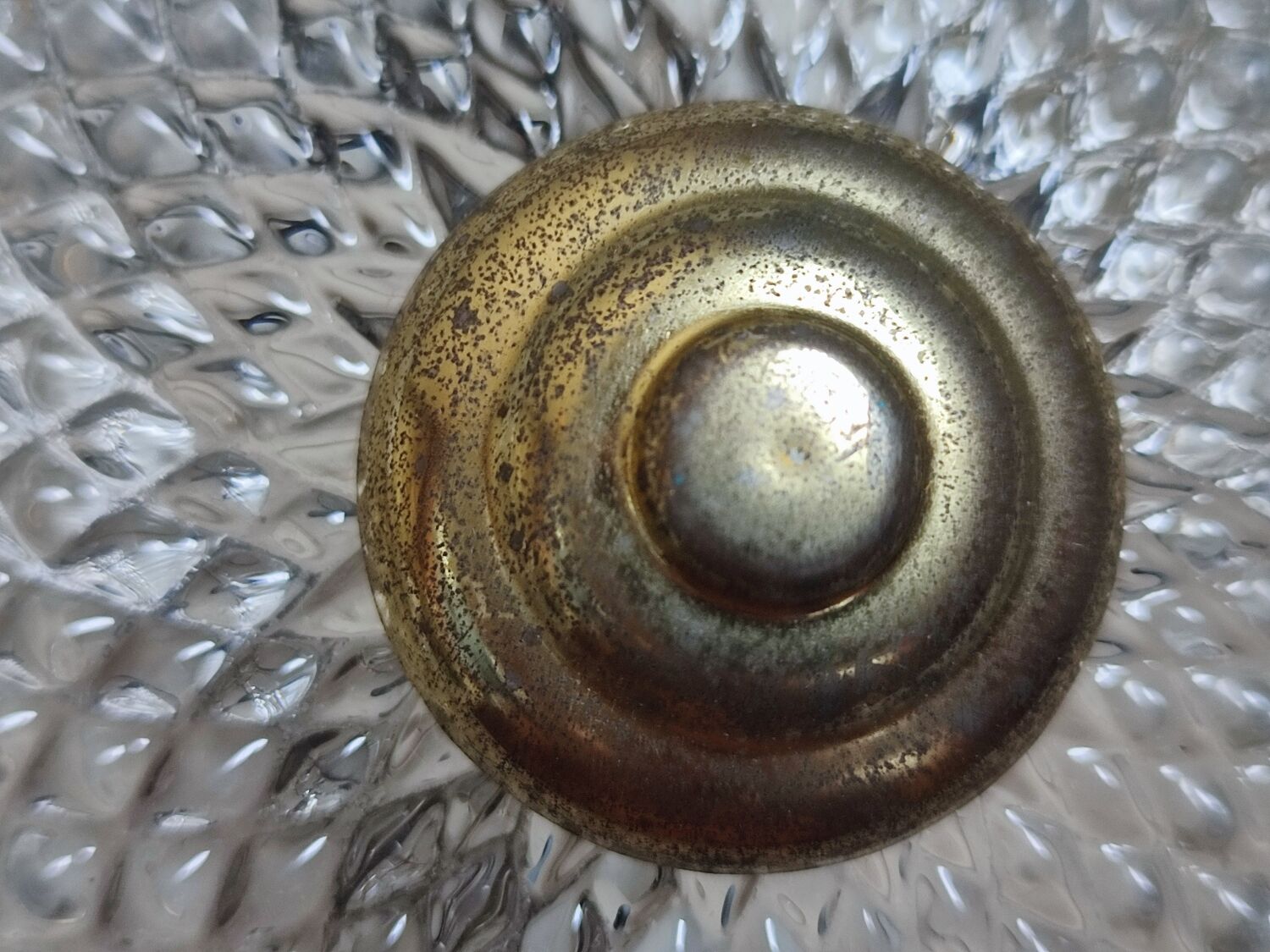 Lot de deux plafonniers en verre et laiton vintage