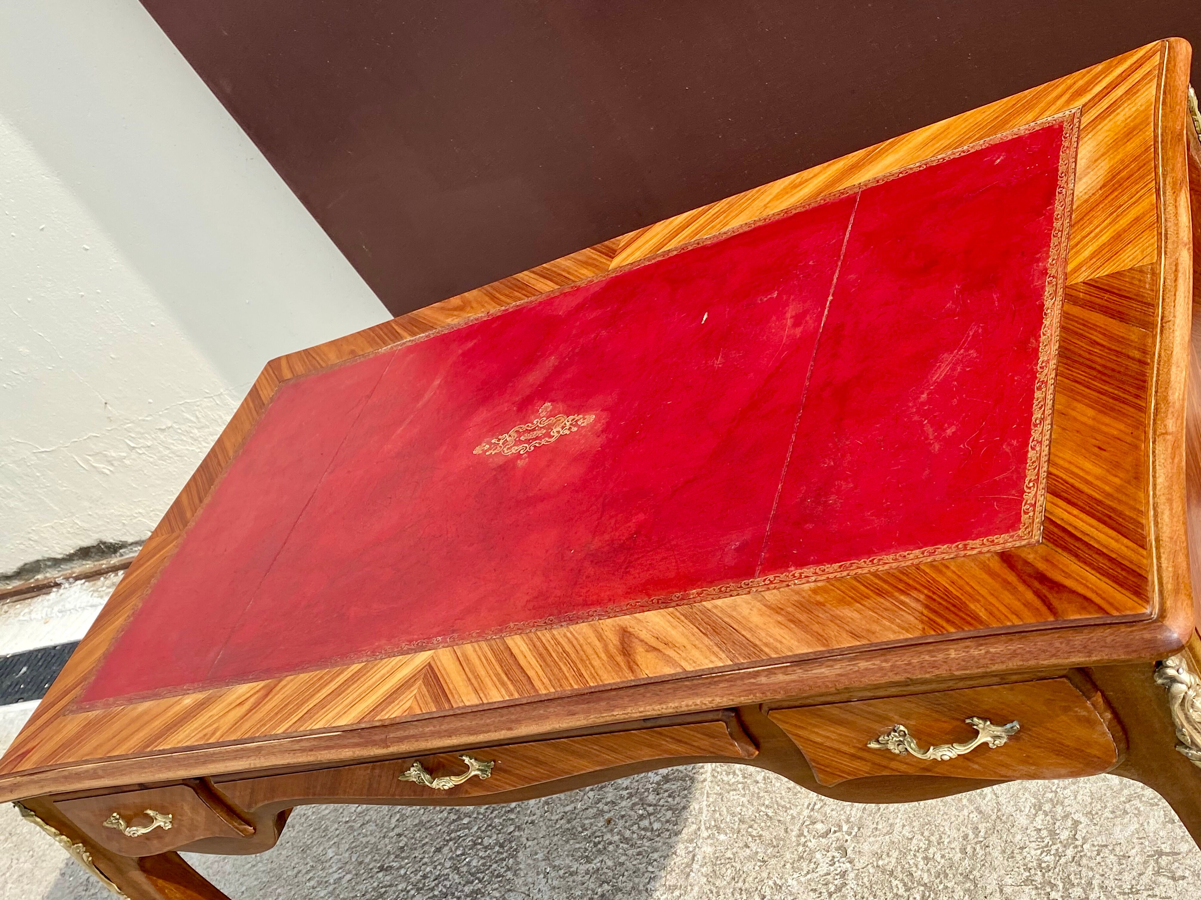 Bureau en marqueterie  bois de rose style Louis XV