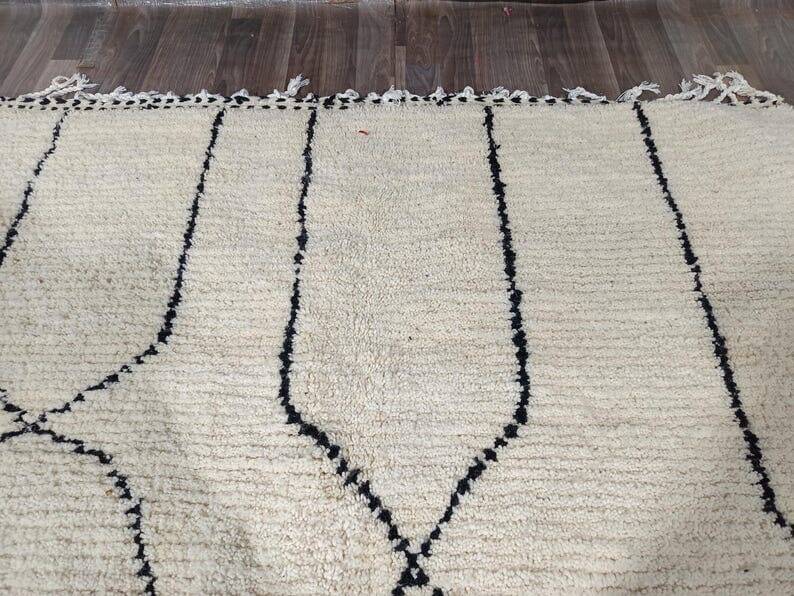 Handmade traditional Moroccan wool rug size 150 x 250 cm.