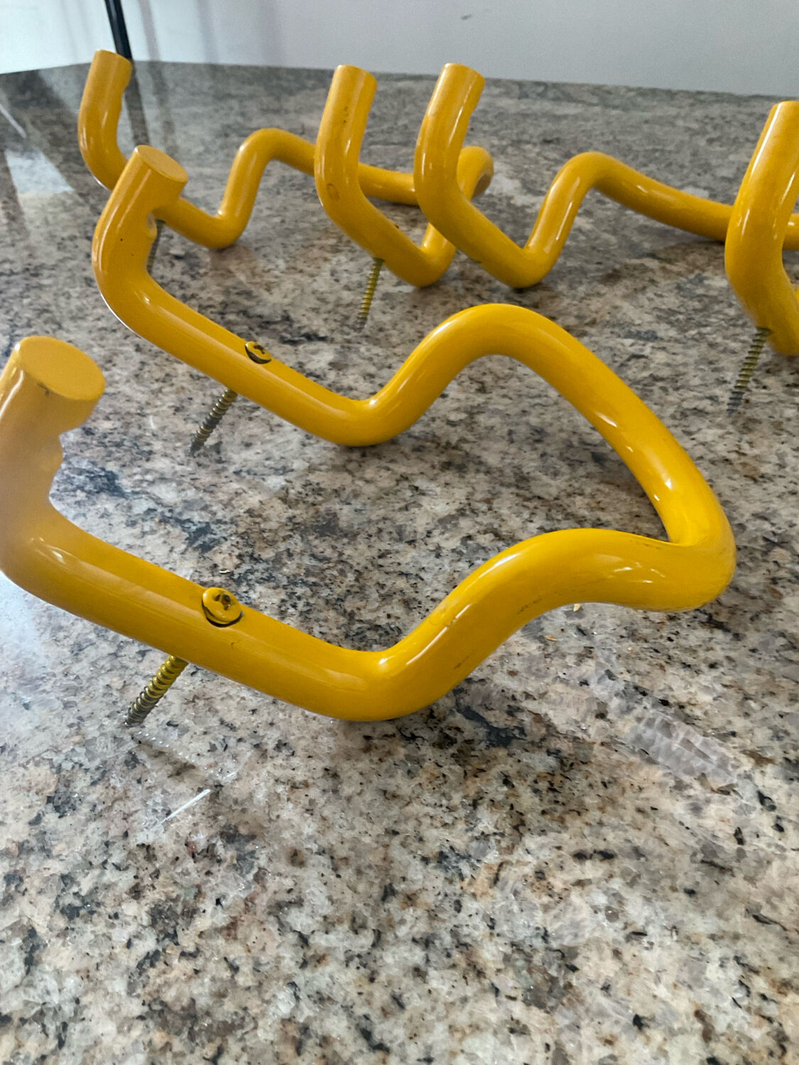 Série de 3 patères « Taka » par Cesar Rota Nodari Acerbis