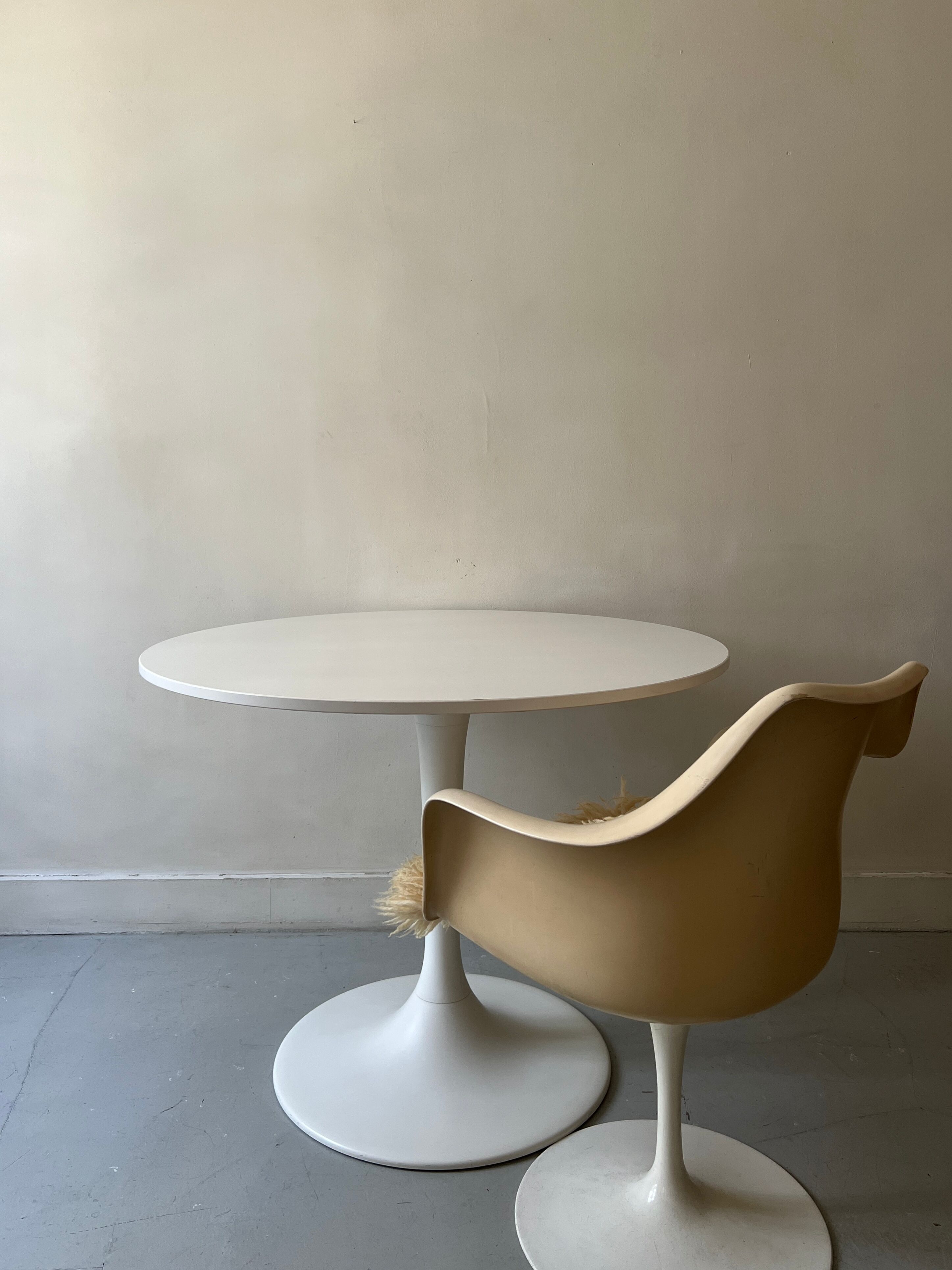 White tulip design round dining table