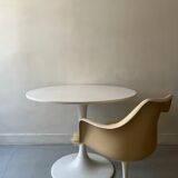 White tulip design round dining table