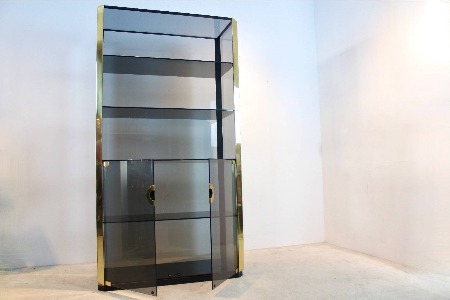 Armoire en verre fumé et laiton