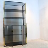 Armoire en verre fumé et laiton