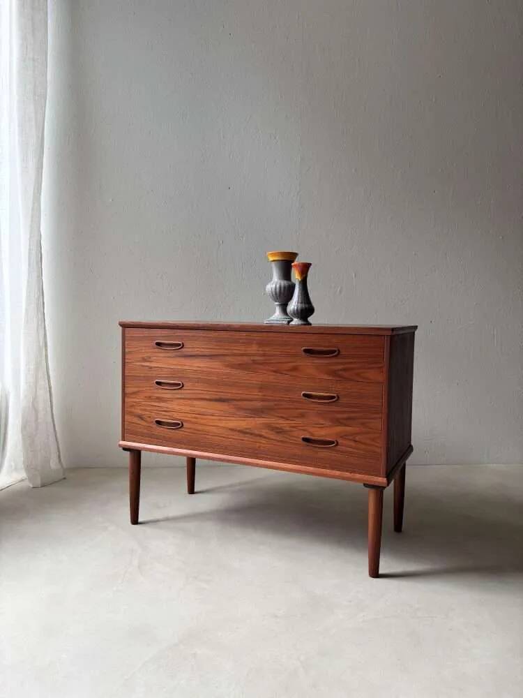 Commode en teck entièrement rénovée au design vintage des années 1960.