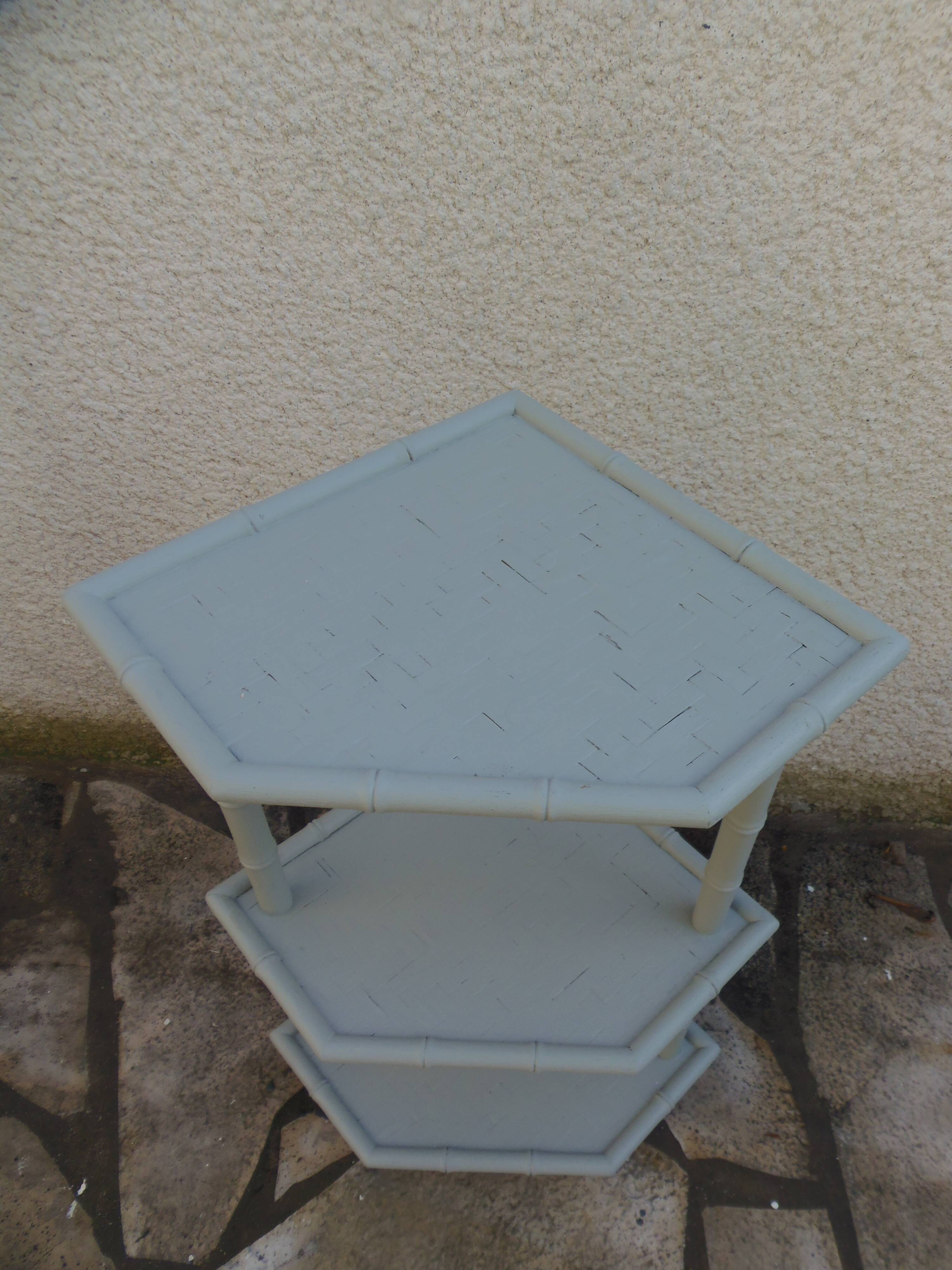 Bamboo shelf sublimated in grey-green.