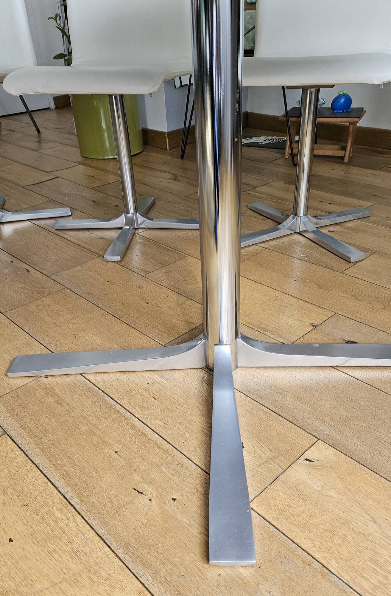 Extendable round table in white formica and 4 matching chairs by Roche Bobois.