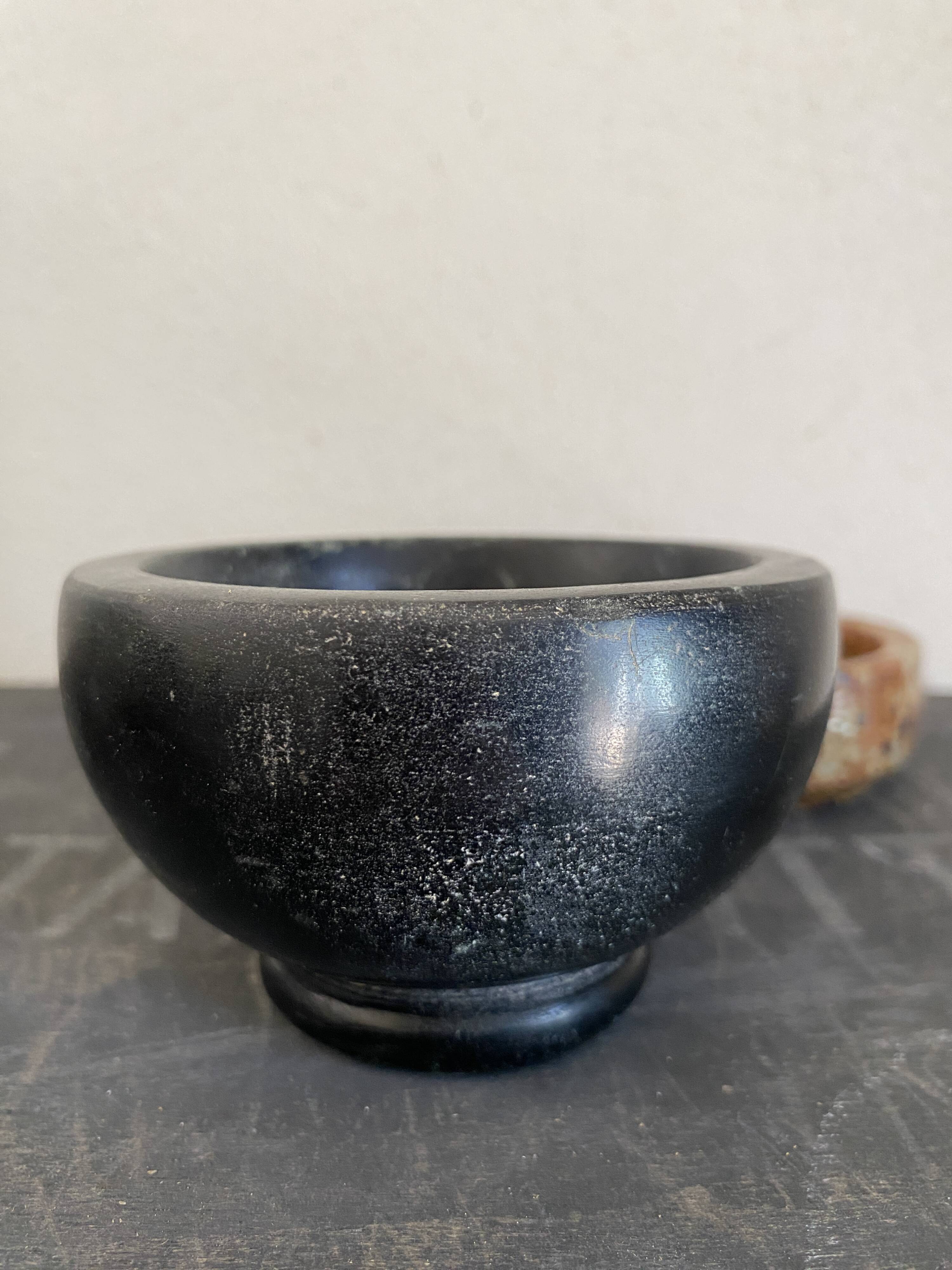 6 mini ceramic bowls, mother-of-pearl spoon