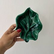 Set of 2 vintage leaf-shaped dishes in majolica.