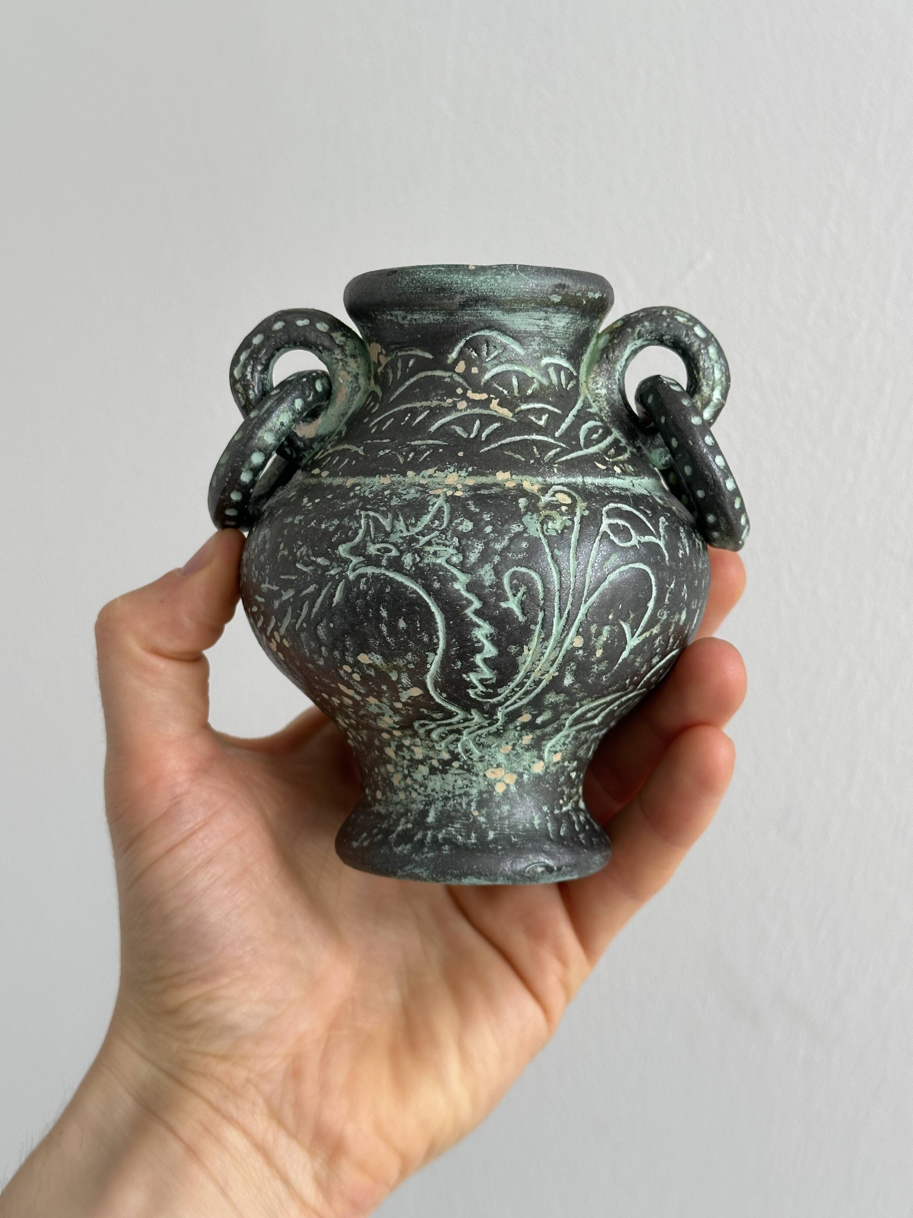 Green face vase.