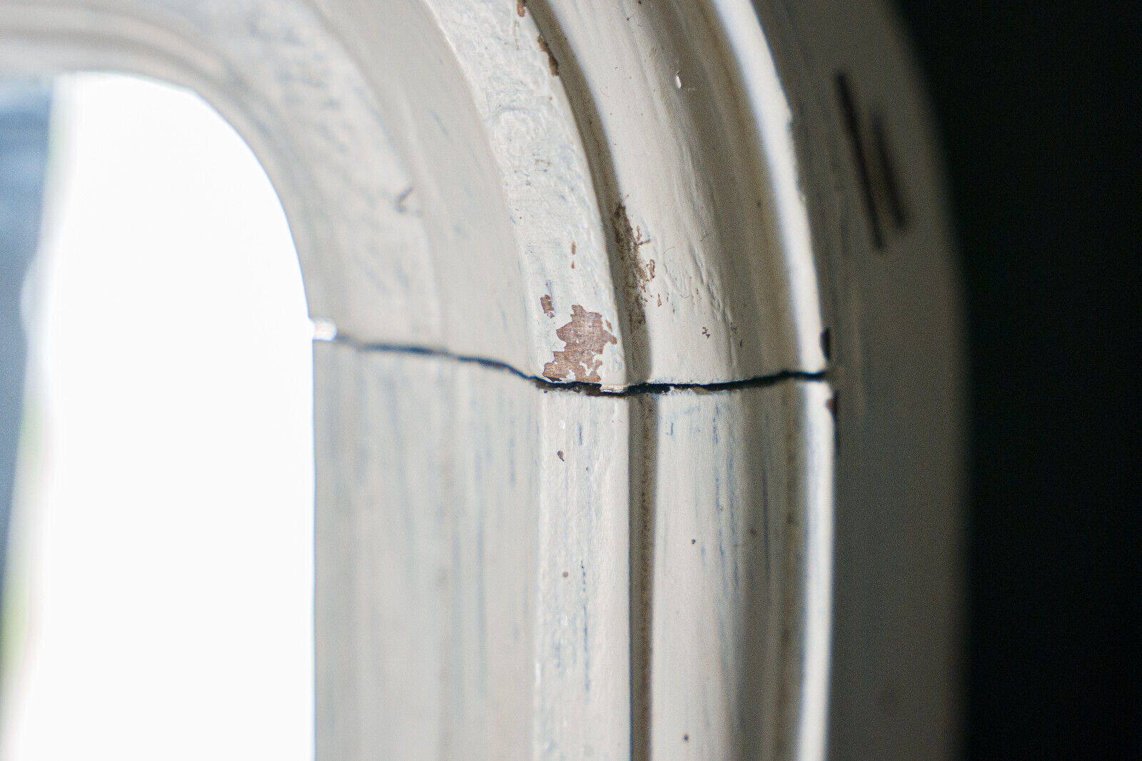 Wooden mirror Early twentieth Creamy white patina Original background