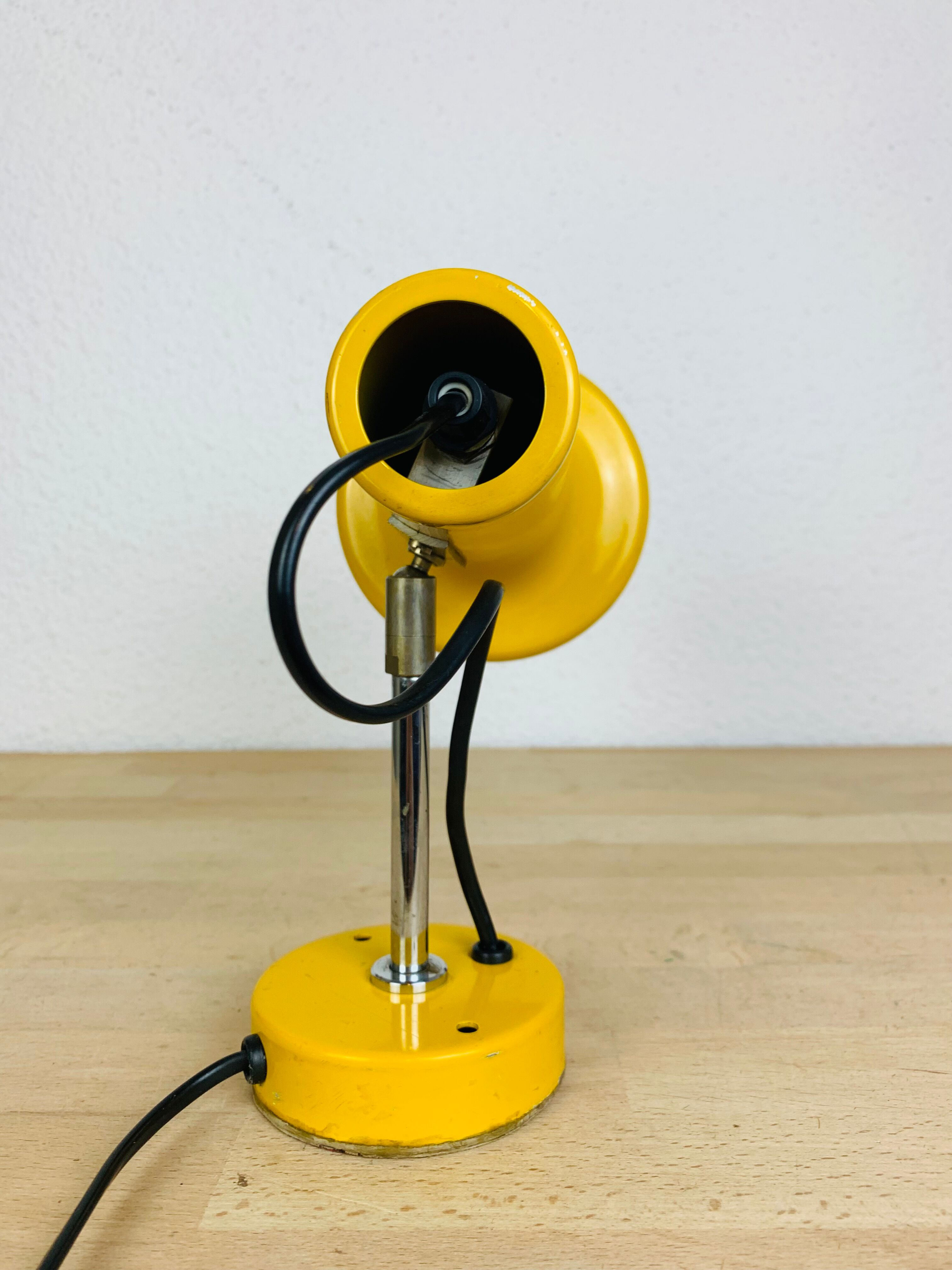 Yellow spot lamp to pose 70s