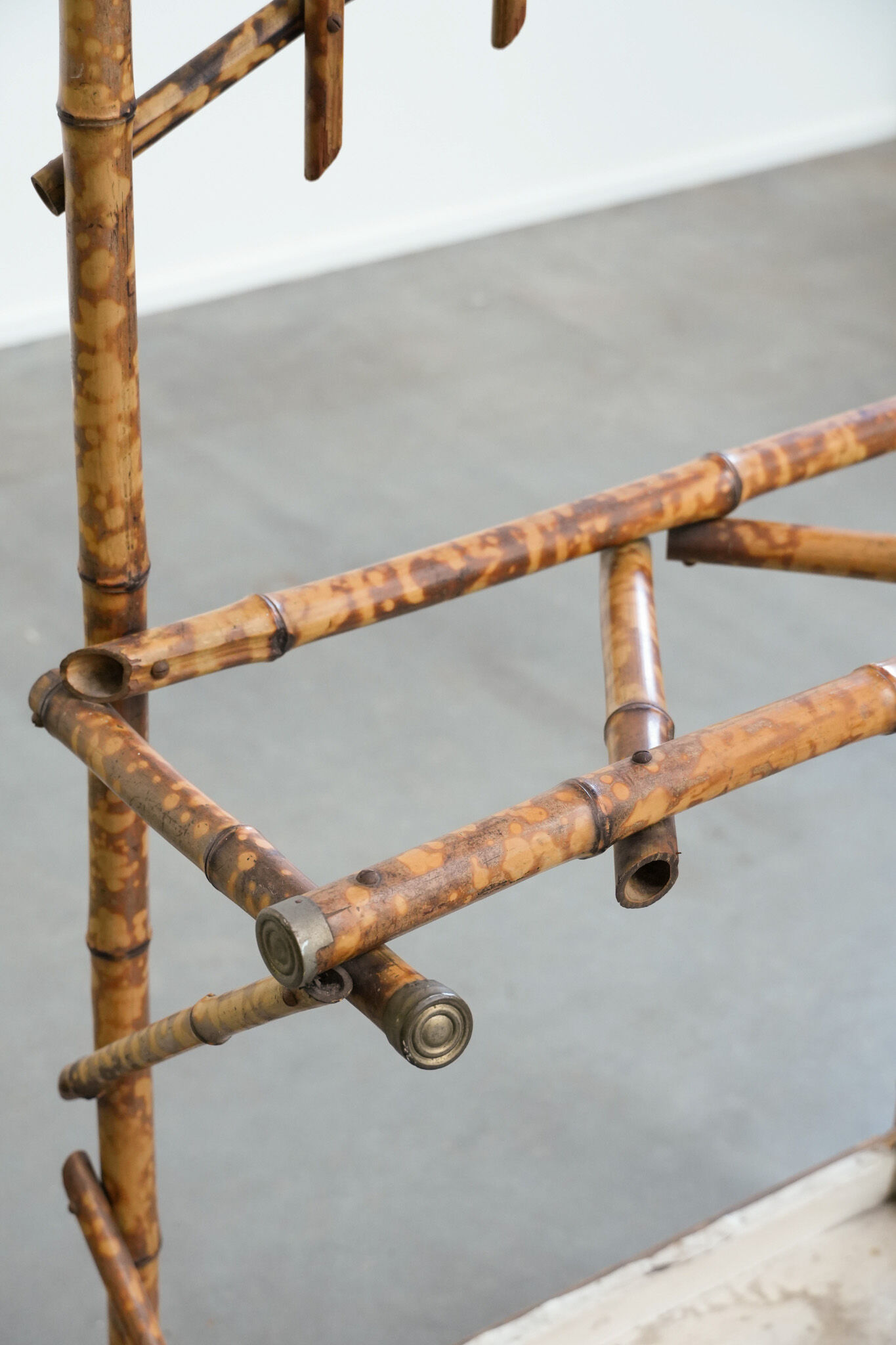 Porte-manteau ancien français en bambou, avec miroir et porte-parapluie.