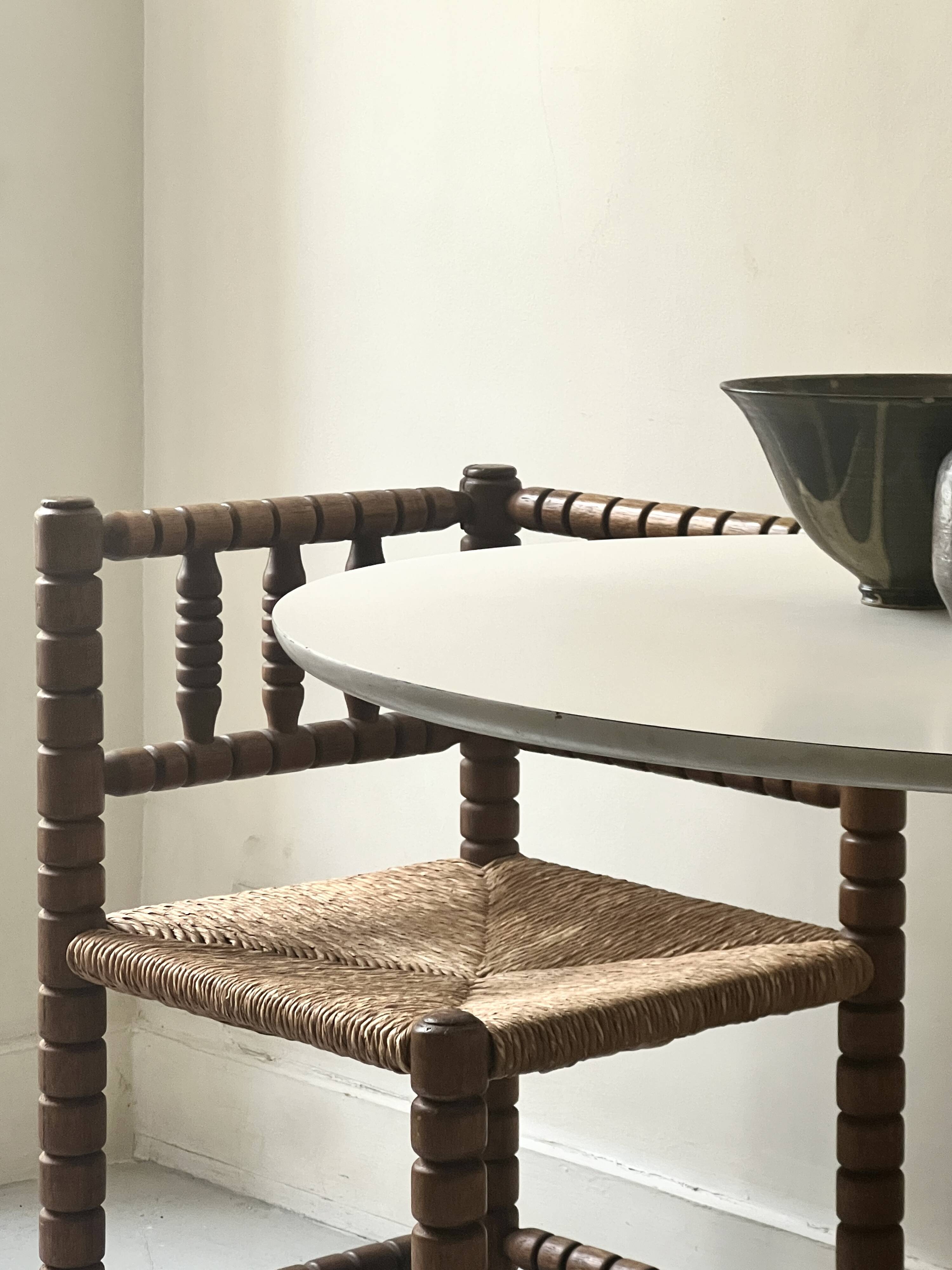 Corner straw chair "fireplace corner" in turned and beaded wood