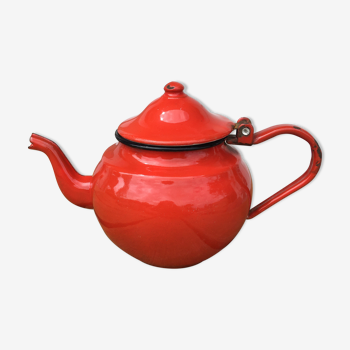 Red enamelled teapot