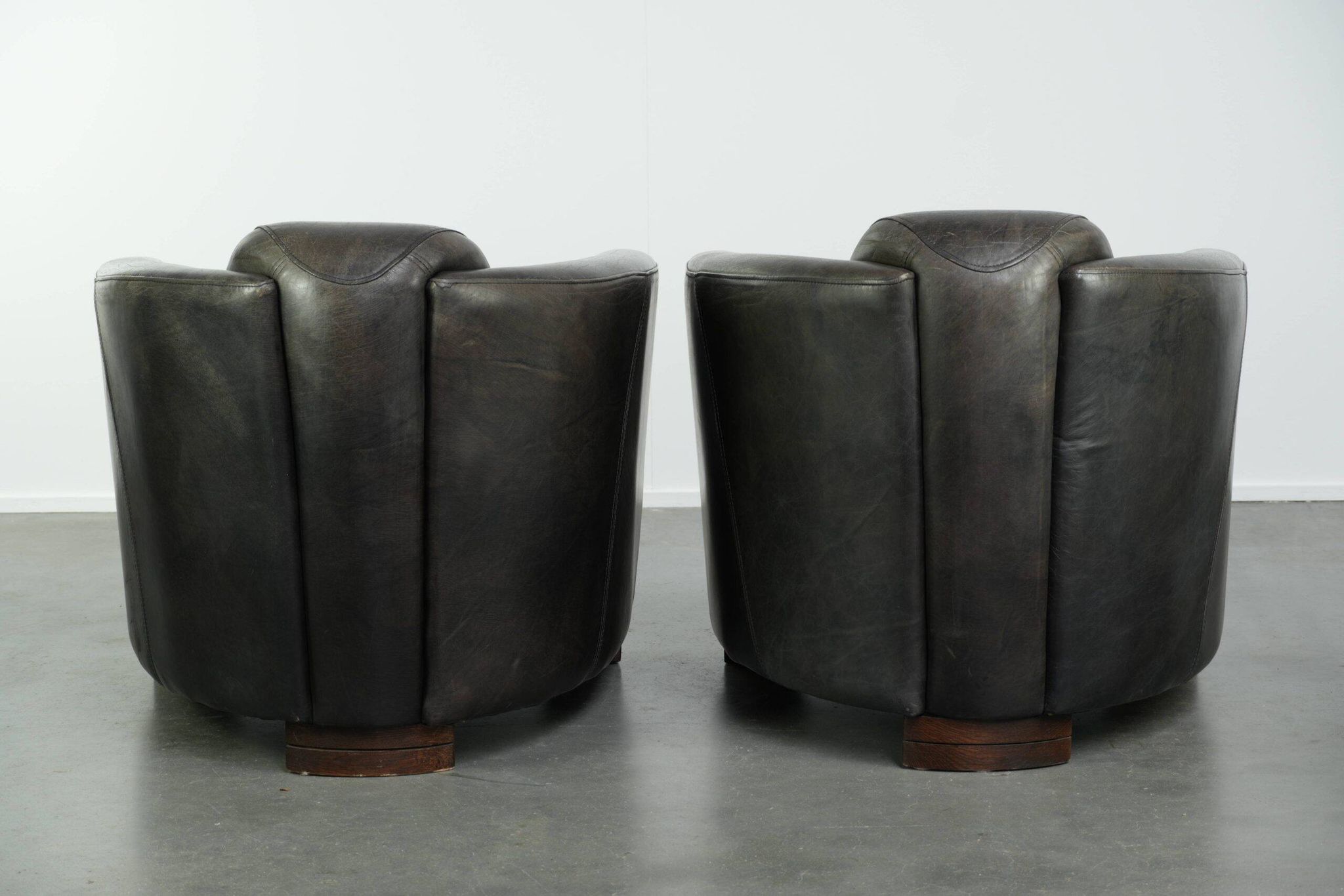Ensemble vintage de 2 fauteuils en cuir de vachette au design Aviateur.