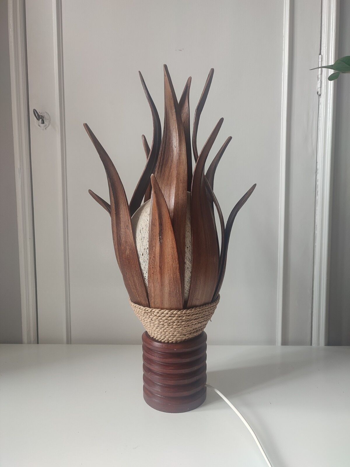 Lampe africiane en bois et feuille de bananier / cocotier / palmier 60 cm - Décoration