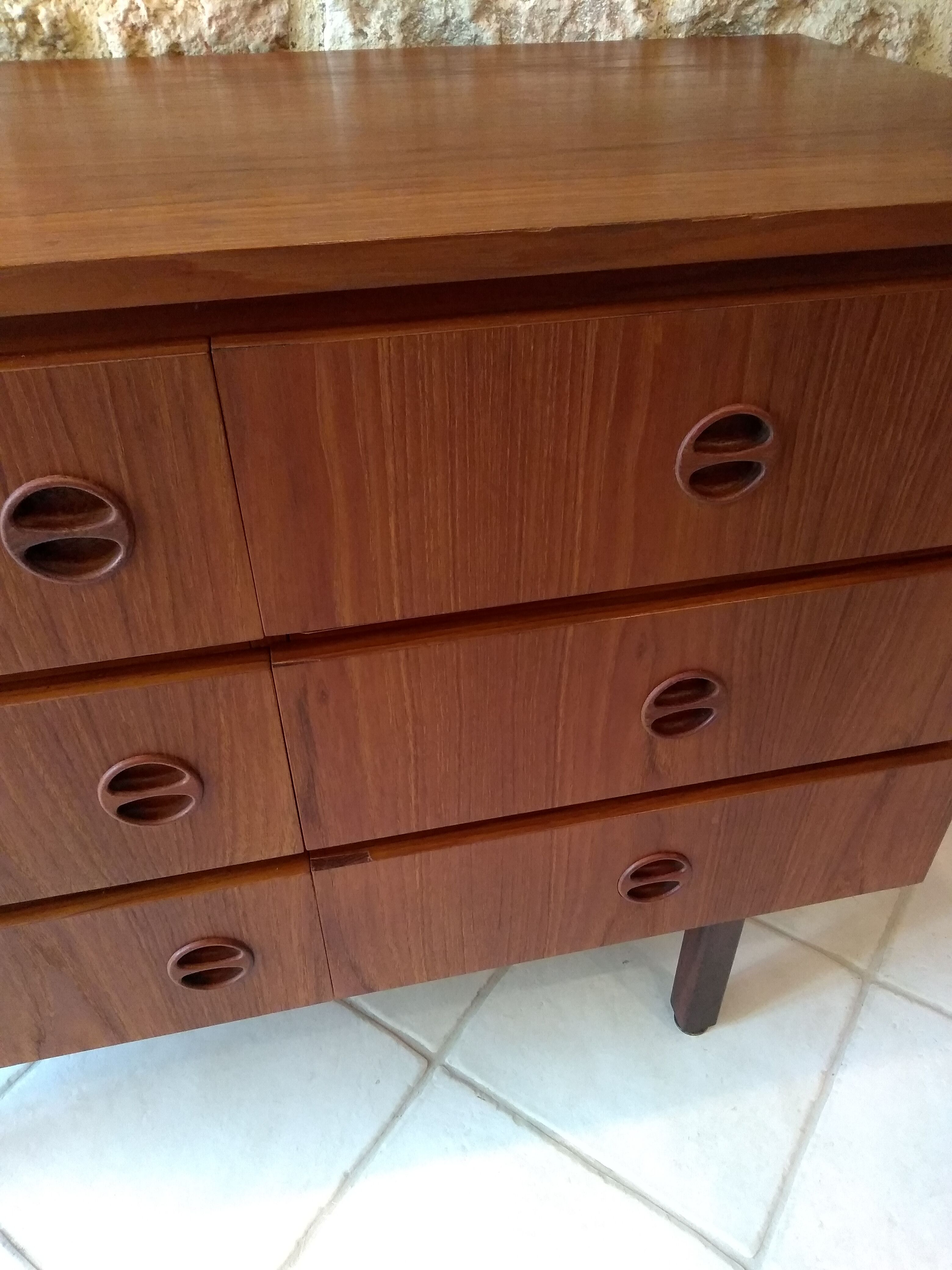 Scandinavian commodus/hairdresser