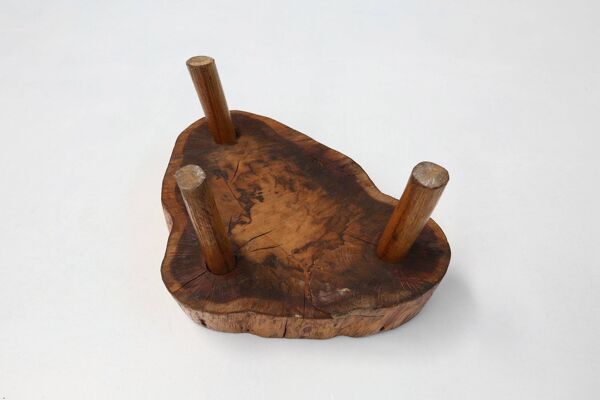 Table d'appoint basse rustique en bois, style tripode, en forme de tronc d'arbre, Belgique vers 1900