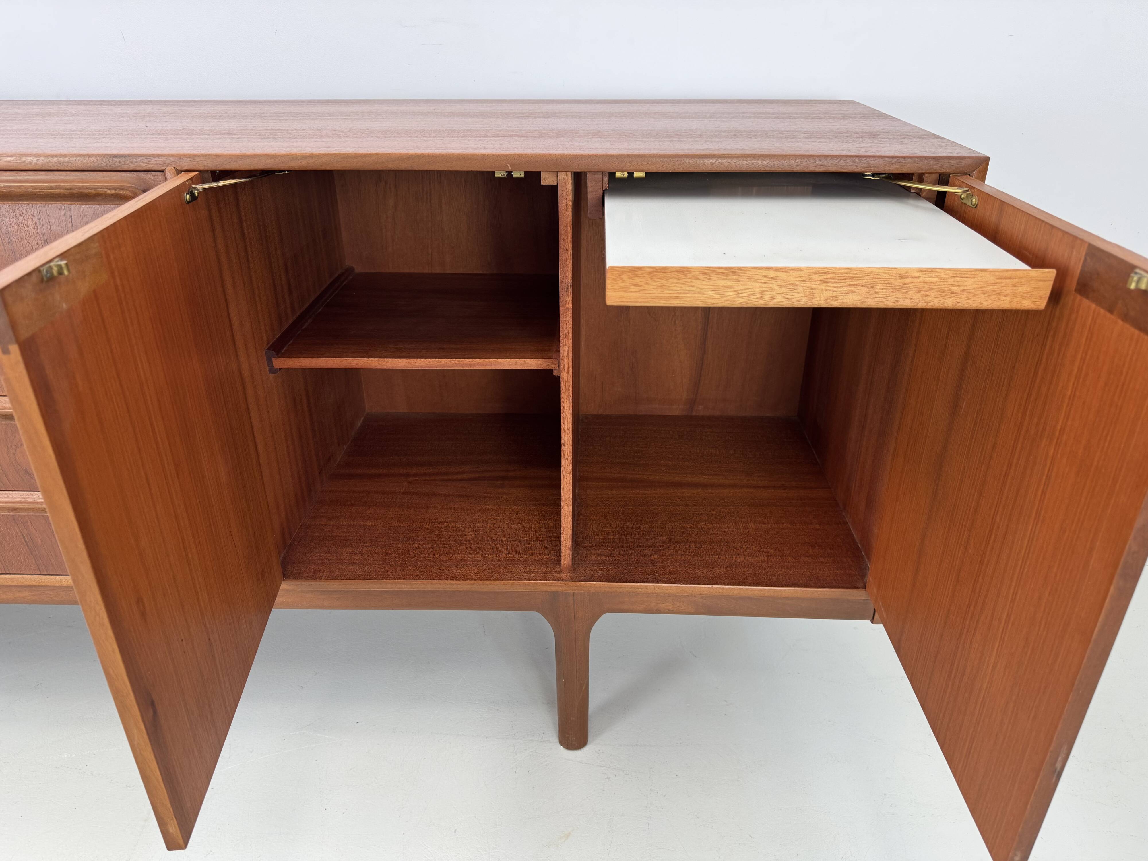 Buffet vintage par McIntosh, design de T. Robertson des années 1960.