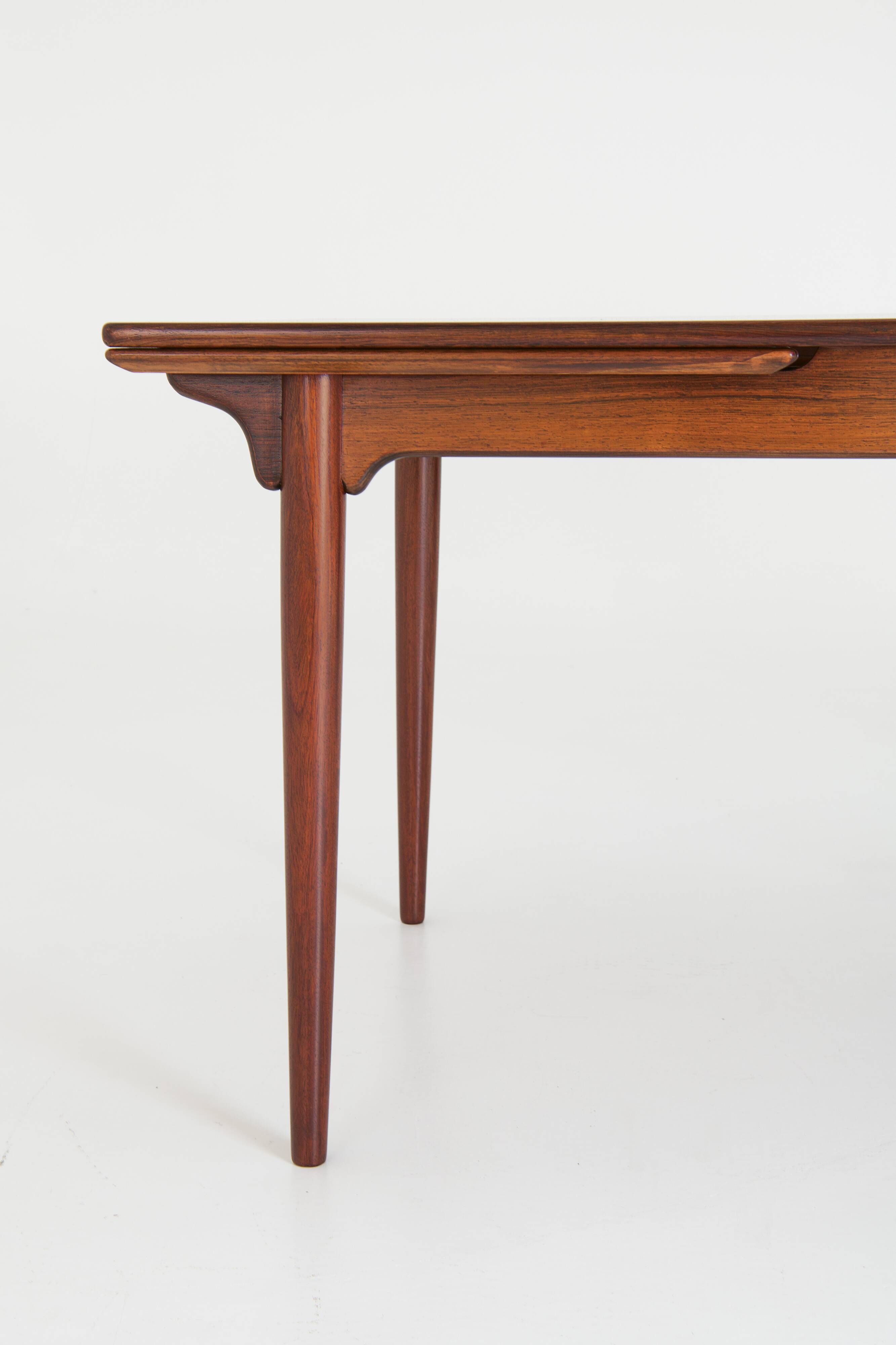 Model 54 extentable dining table - Gunni Omann