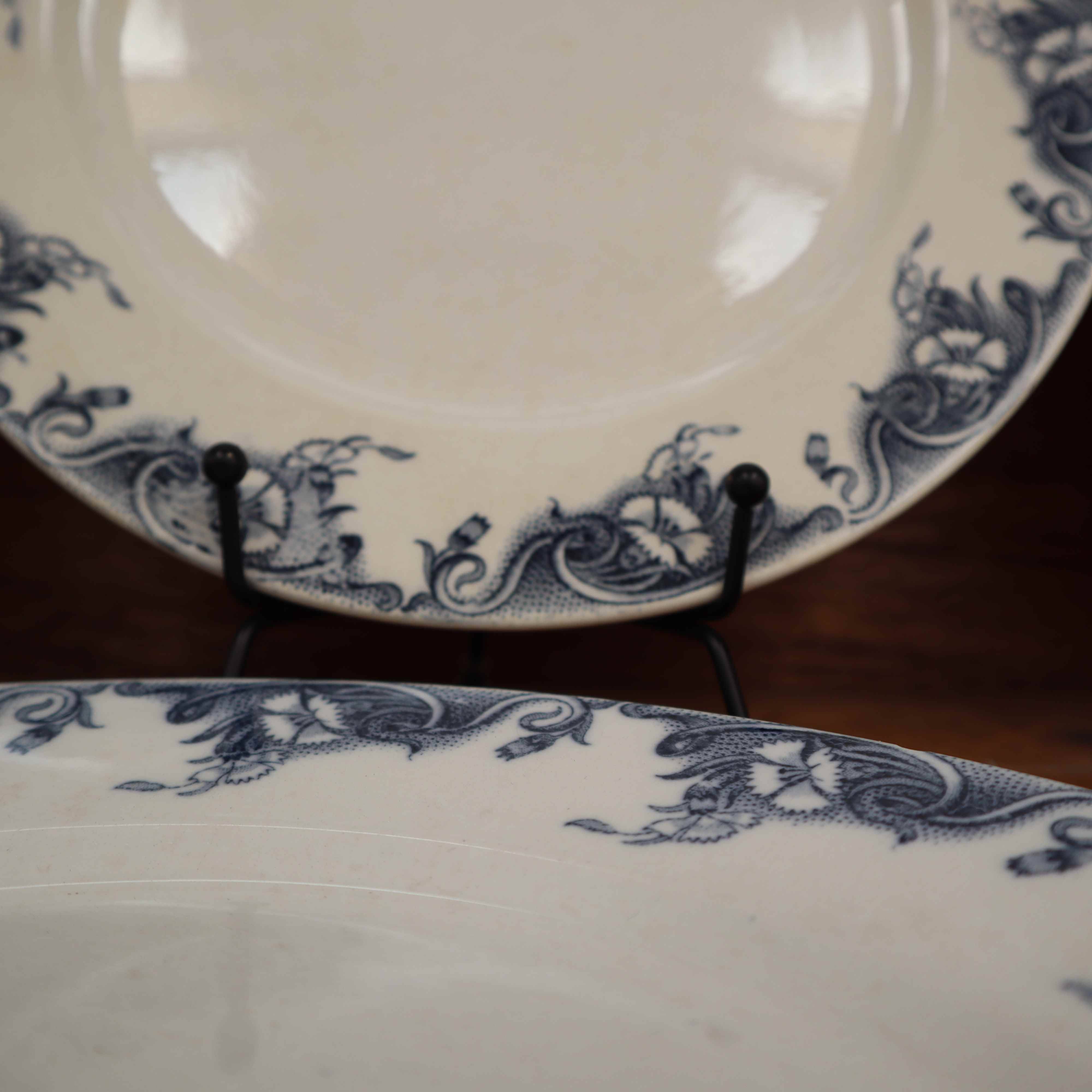 Flat plates in old earthenware with lions of France "Pernelle"