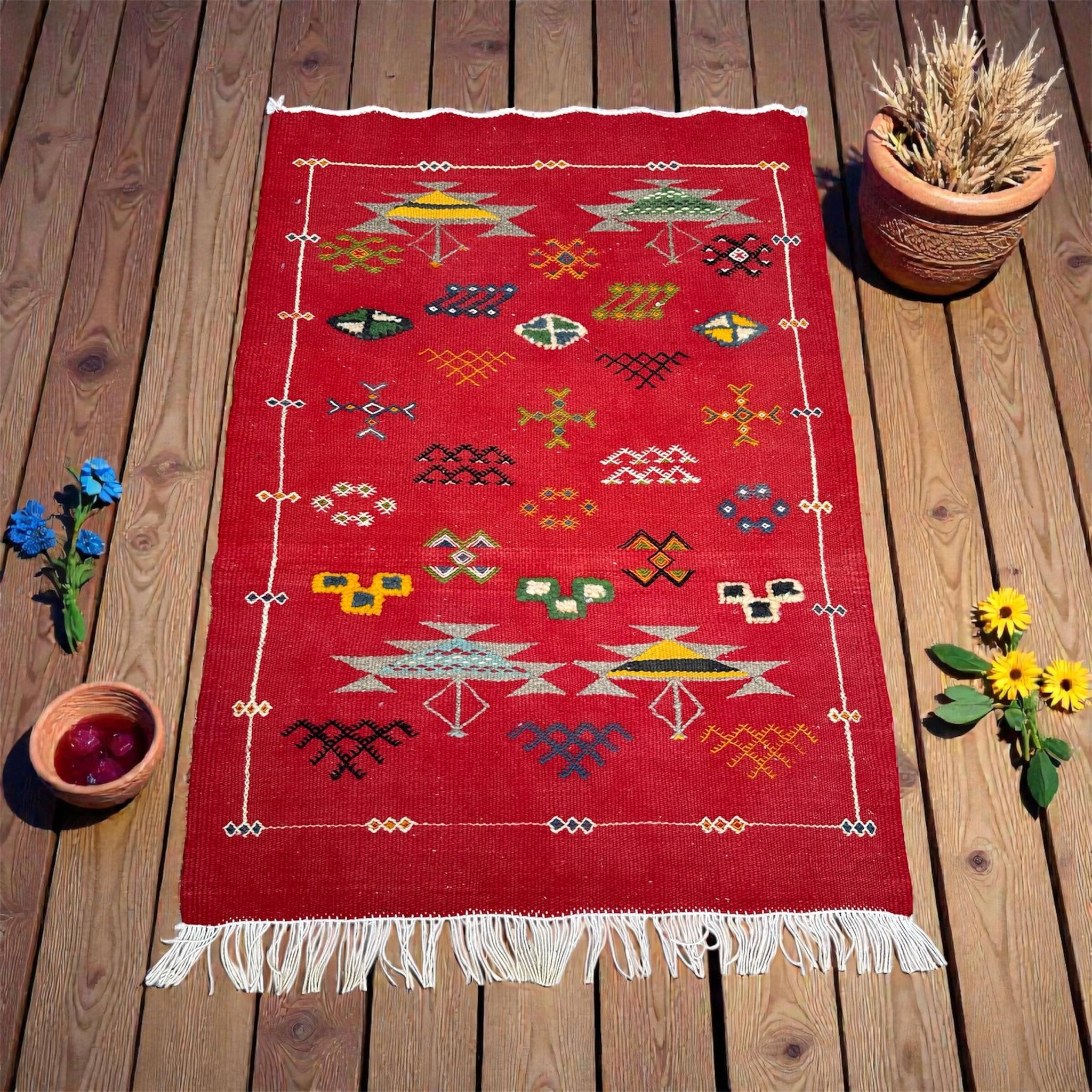 Tapis marocain en laine rouge – Décoration bohème pour petits espaces