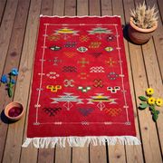 Tapis marocain en laine rouge – Décoration bohème pour petits espaces