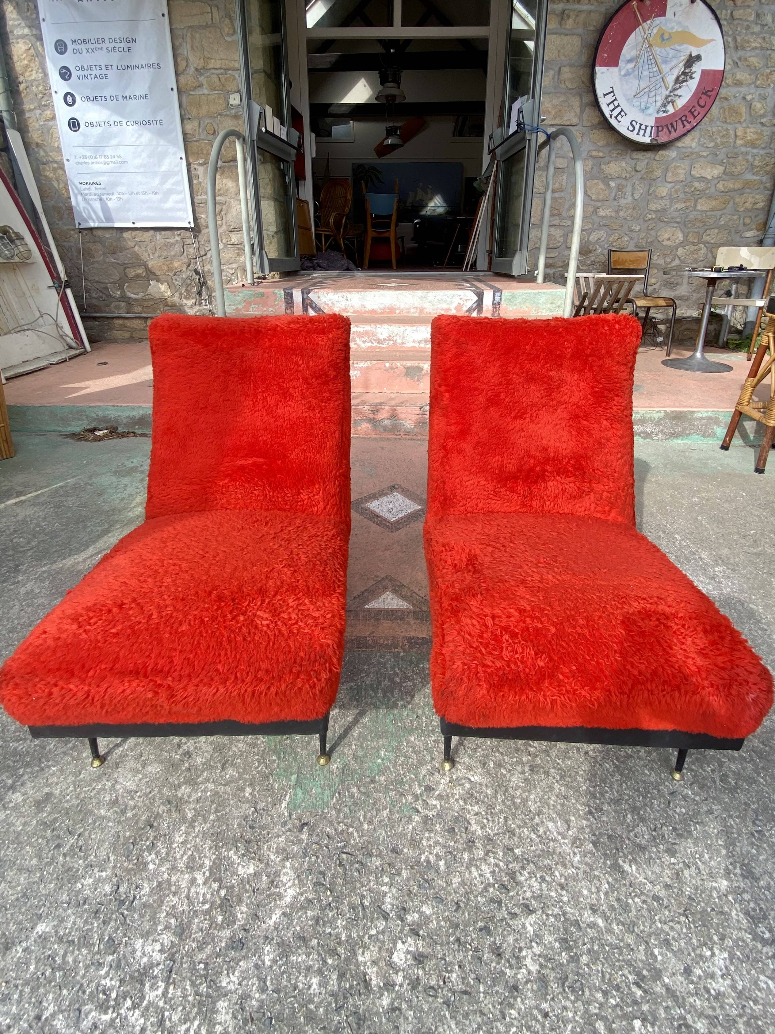 Paire de chauffeuses en moumoute rouge vers 1960