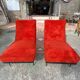 Paire de chauffeuses en moumoute rouge vers 1960
