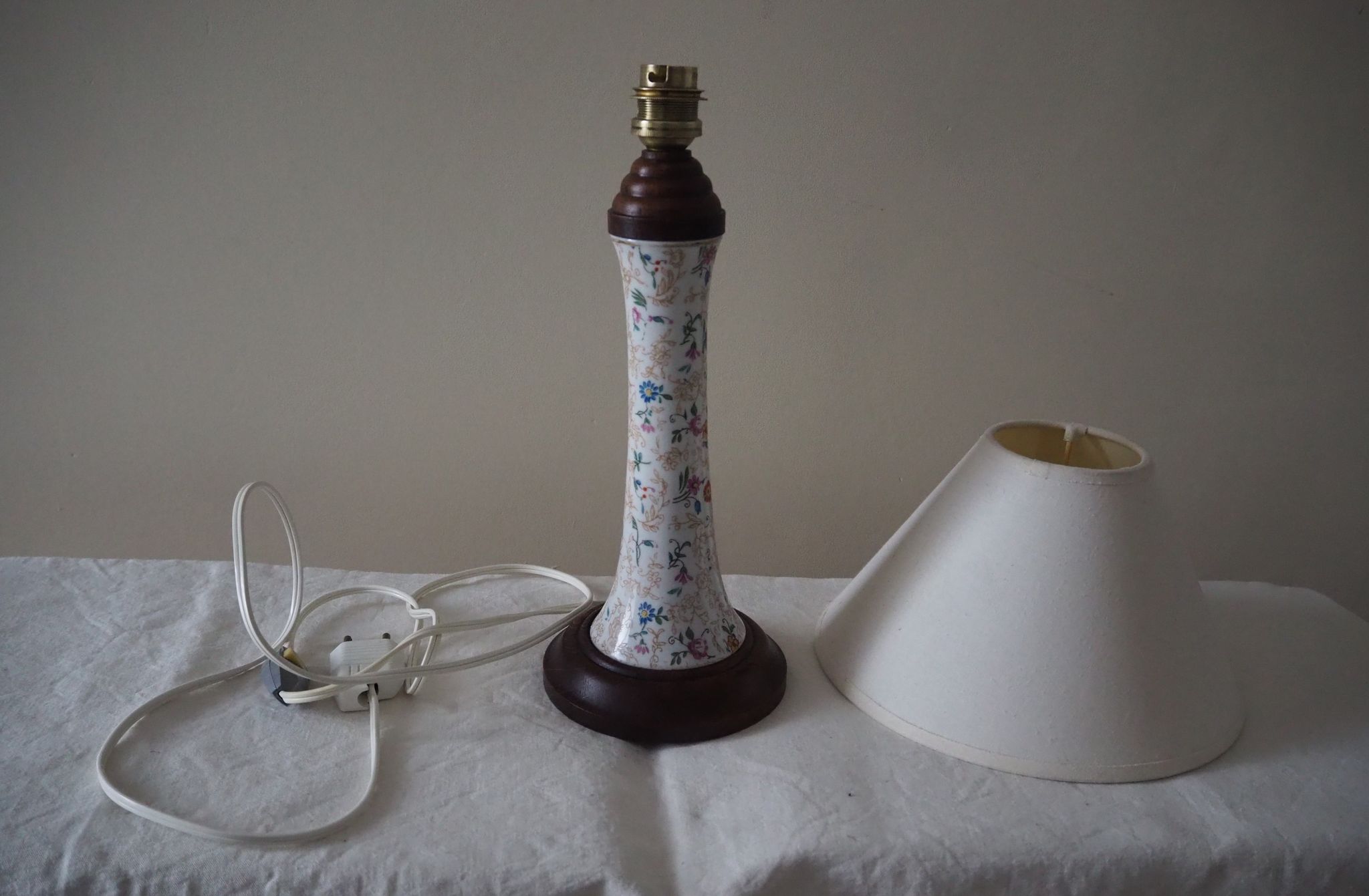 Lampe à poser de table de chevet d’appoint en faïence et socle en bois