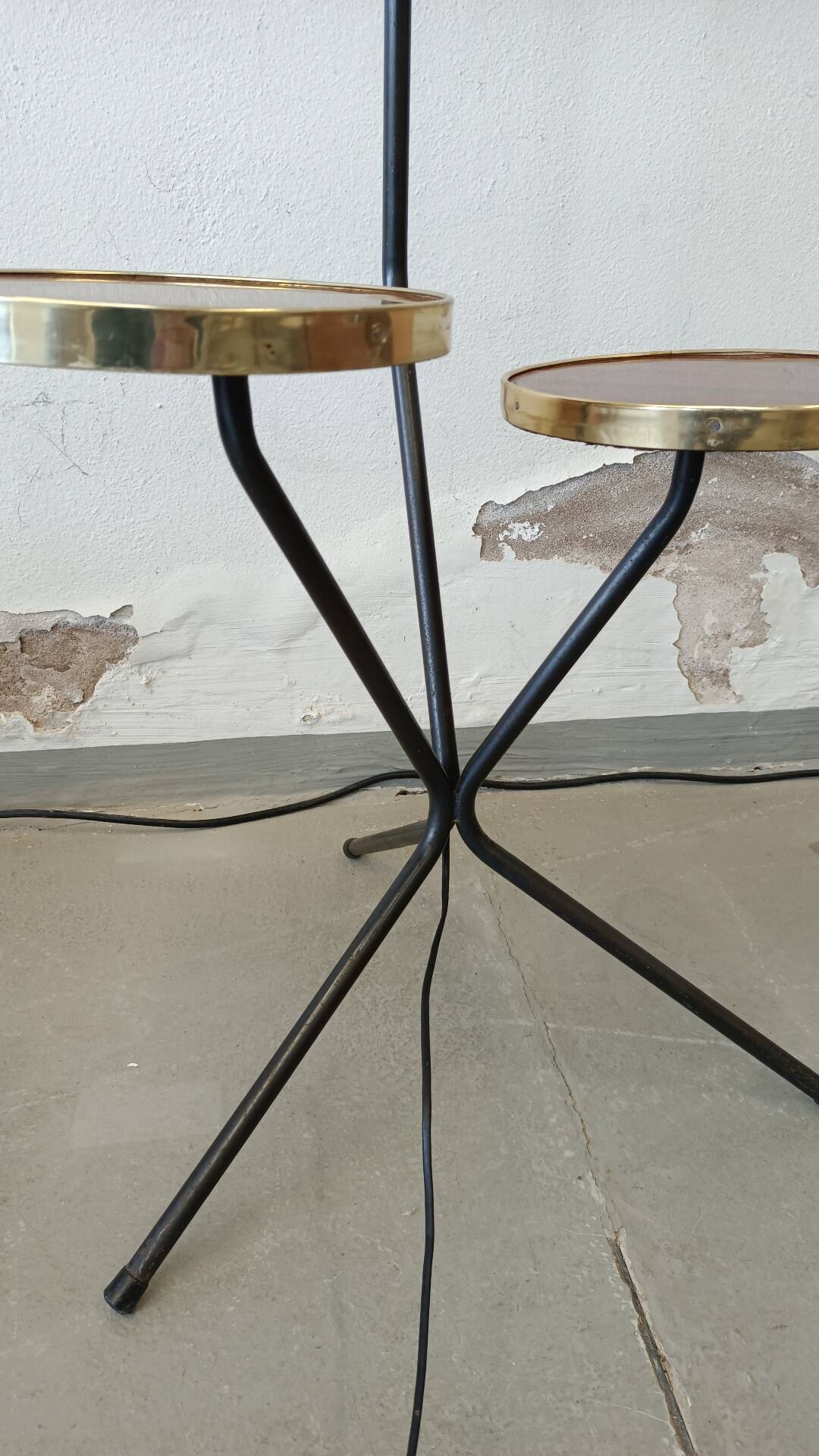 Tripod floor lamp