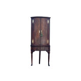 Armoire d’angle anglaise antique avec une façade incurvée
