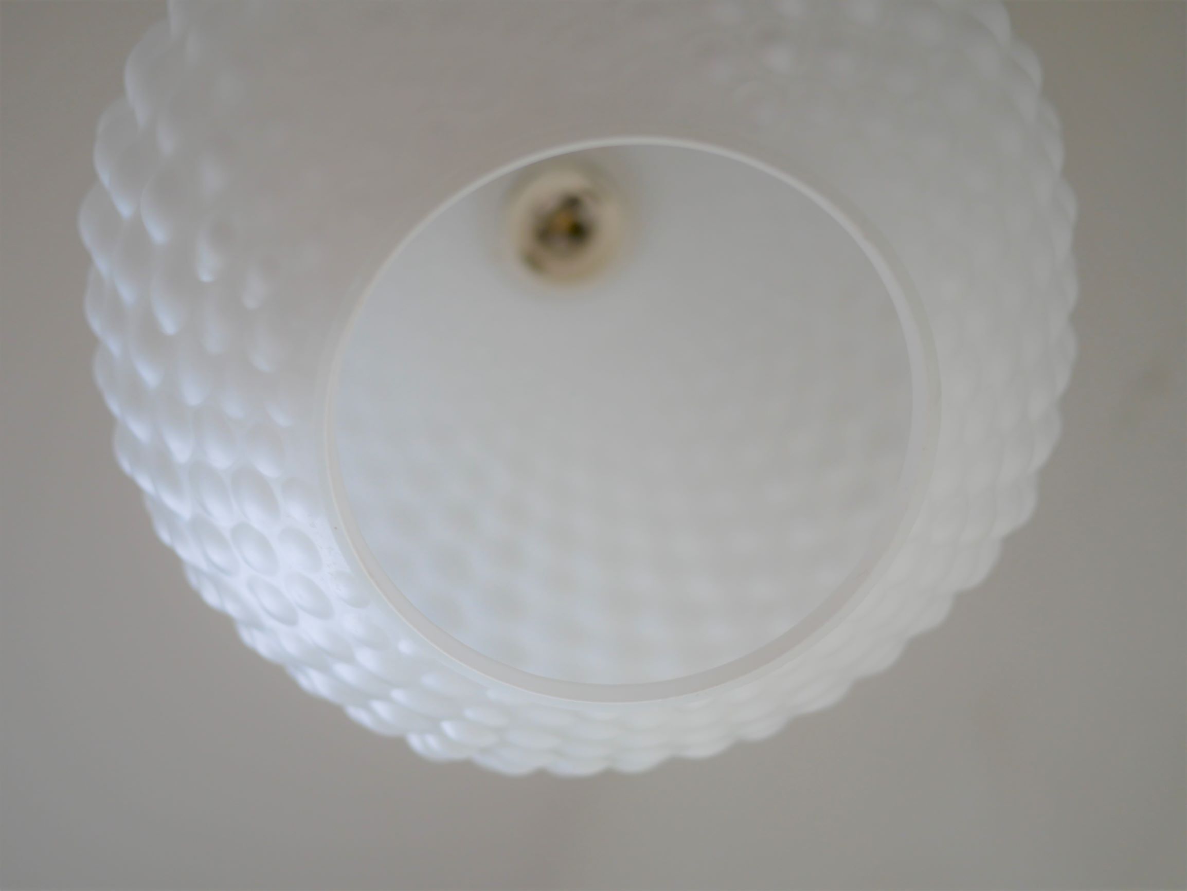Suspension « boule » vintage en opaline