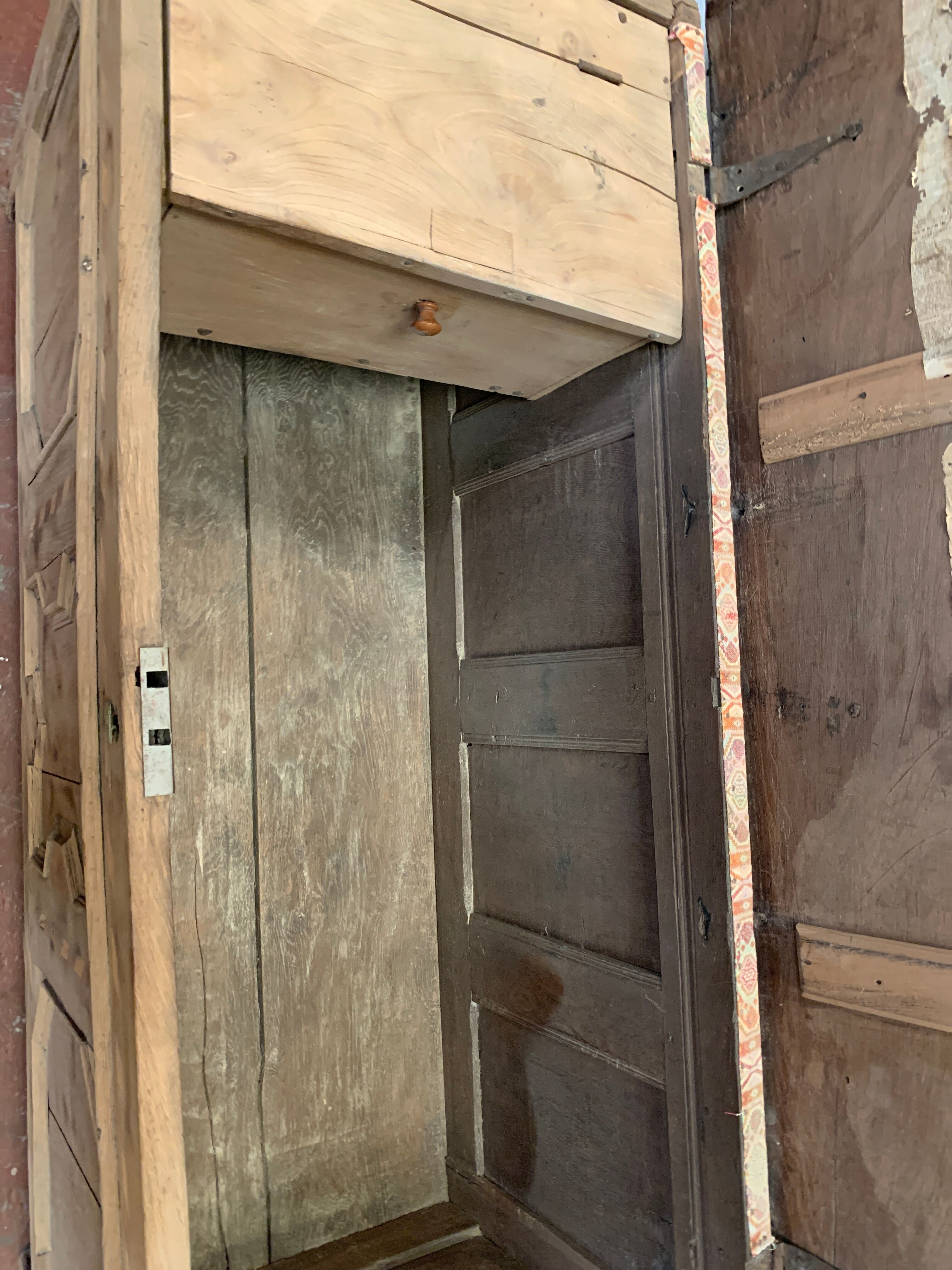 Chest in oak and marquetry of light wood XVIII century