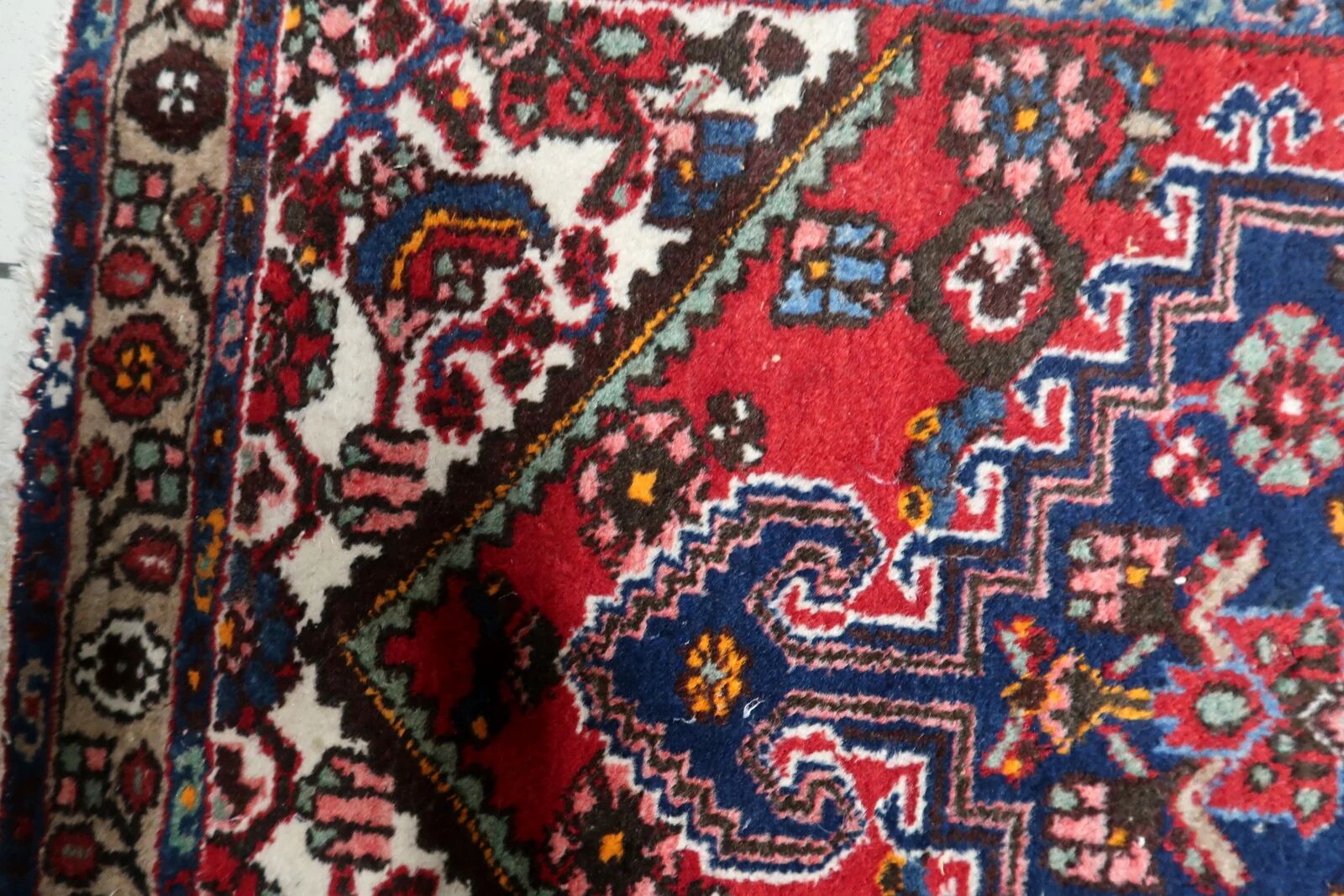 1950s handmade wool medallion rug, red and navy, 96 × 144 cm - 1C1290