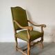 Fauteuils tapissés vert olive, cloutés