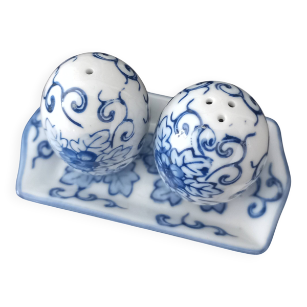 Salière et poivrière vintage en porcelaine bleue