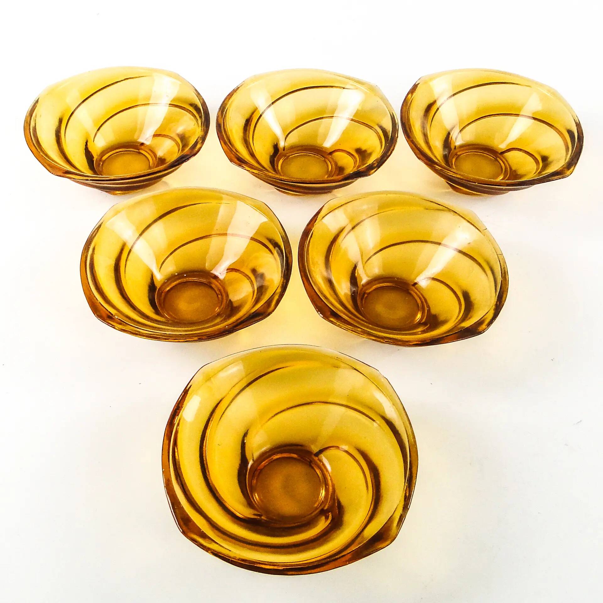 Ensemble d'assiettes à salade Wir, style moderne du milieu du siècle, verre pressé, Ząbkowice, Pologne, années 1970.