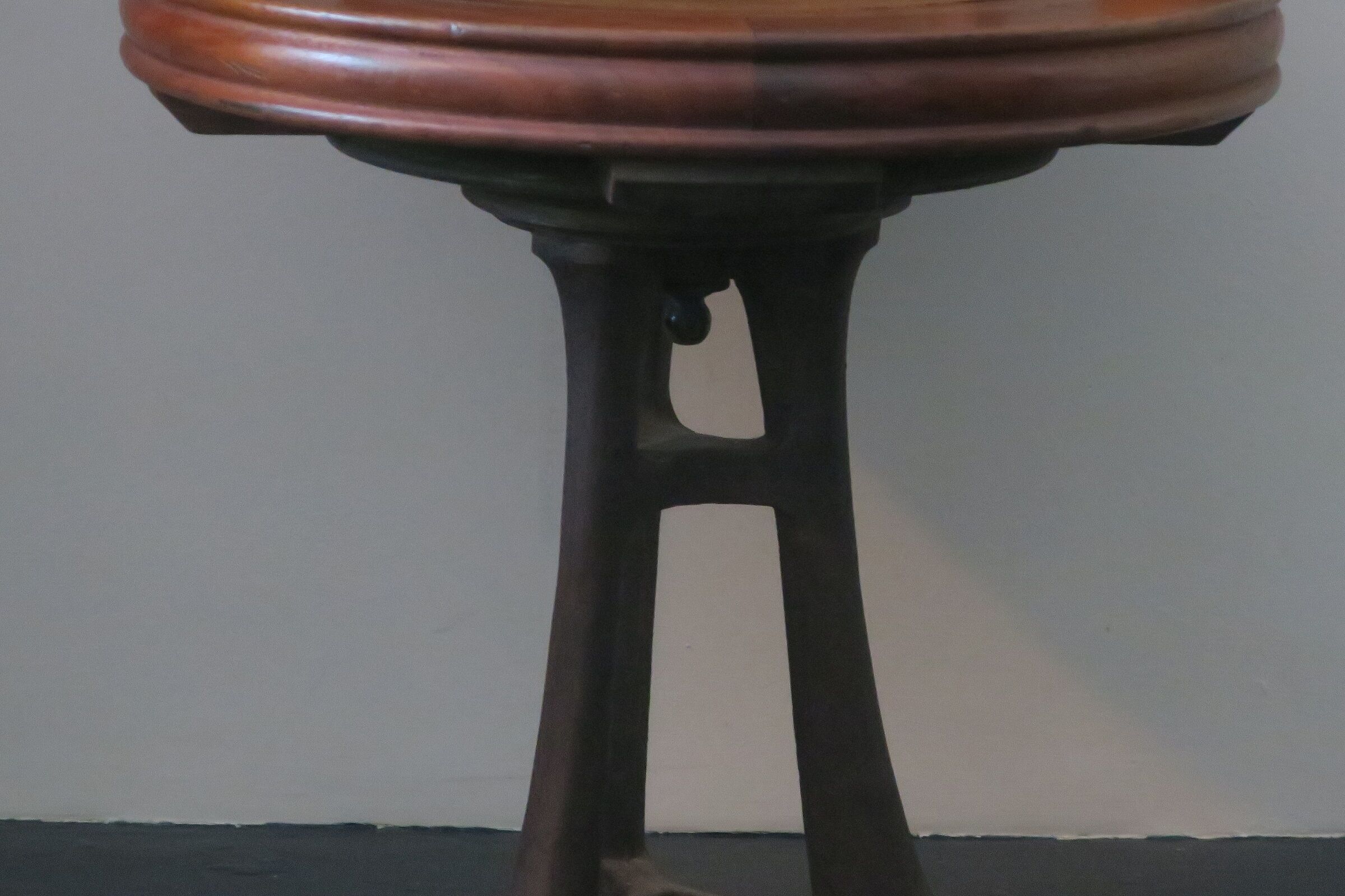 Chaise de bureau rotative nautique antique en teck, fer et cuir