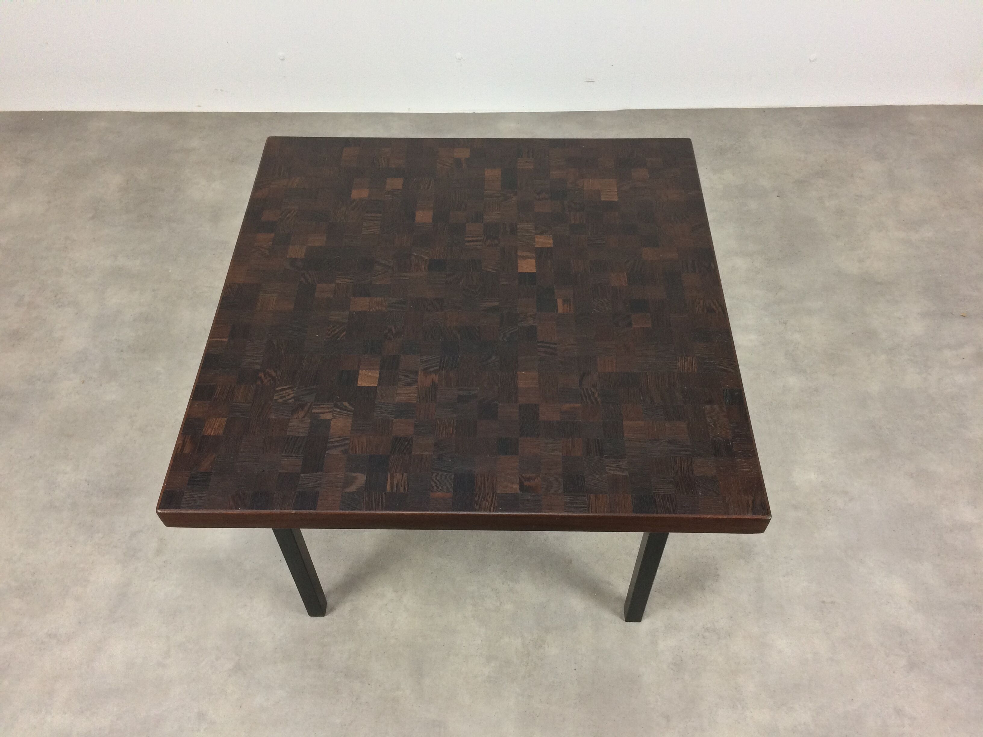 Table basse Dieter Waeckerlin en marqueterie de bois de palmier