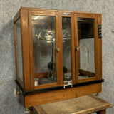 Ancienne balance de précision dans sa vitrine d'origine, Prolabo Paris vers 1900