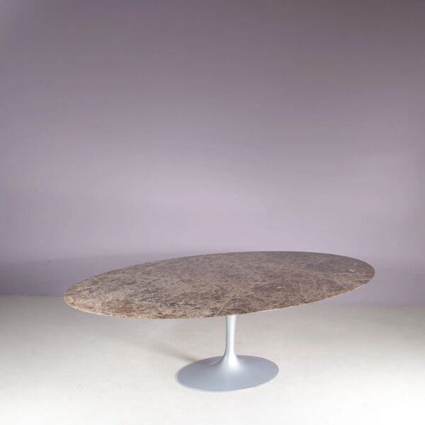 Table ovale Tulip XL des années 1970 avec plateau en marbre brun et base ovale en argent mat / Eero Saarinen / Knoll, USA