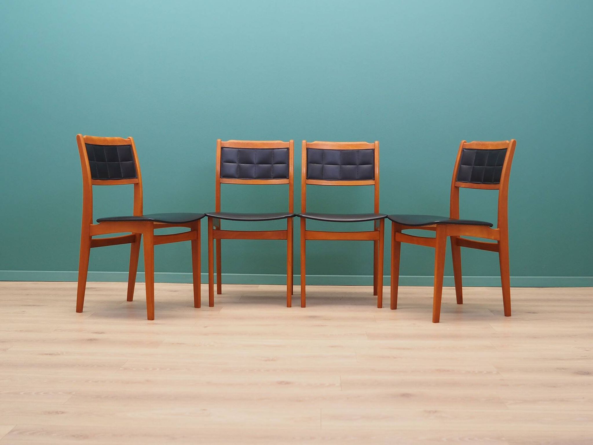 Ensemble de quatre chaises en hêtre, design danois, années 1970, production : Danemark