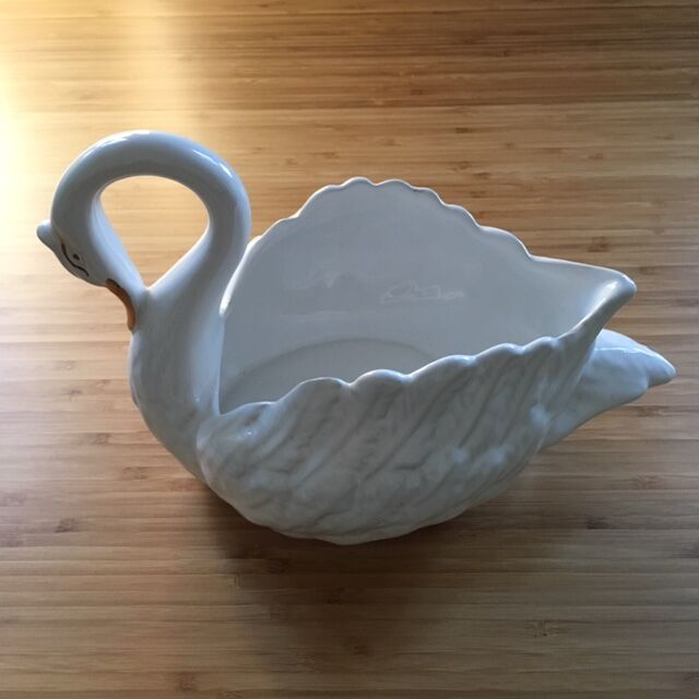 Ceramic swan empty pocket